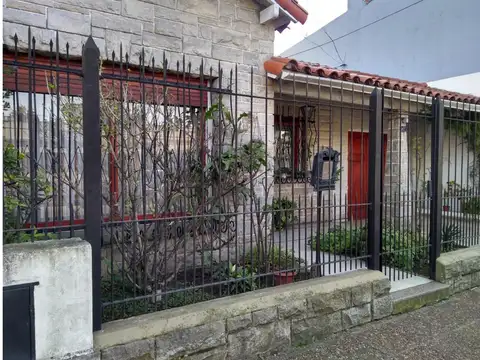 CASA T.Chalet 2 dormitorios,Garage, Cocina, Living, comedor,