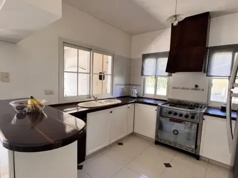 Casa 6 ambientes con 3 baños