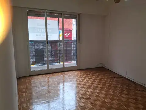 MUY BUEN DEPARTAMENTO DE 3 AMB. C/DEPCIA AL FRENTE CON BALCON