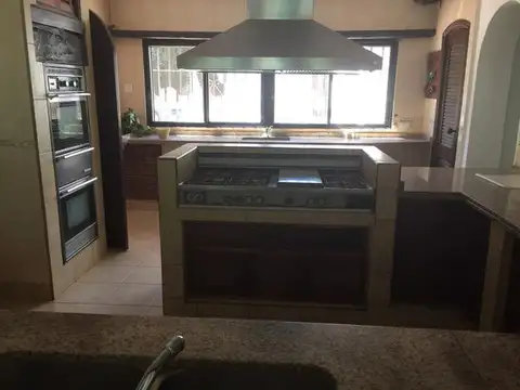 Casa 6 ambientes con 5 baños