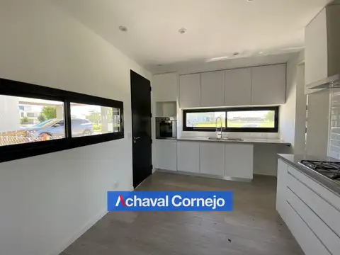 Casa en Alquiler con 2 cocheras