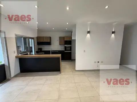 Casa en Alquiler con 2 cocheras