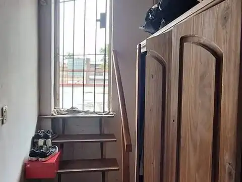 Casa de 5 Ambientes con Local y Jardín en Versalles