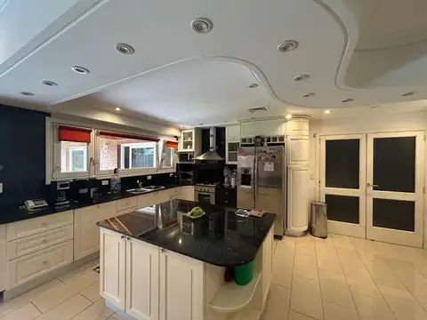 Casa en Venta con 3 cocheras