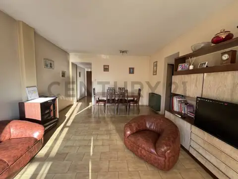 Departamento 4 ambientes con baño y toillete al frente con balcón en Villa del Parque