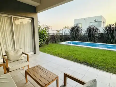 Casa en venta en Casas del Este, Pilar del Este, con pileta y apto crédito