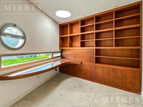 Casa 8 ambientes con 4 baños