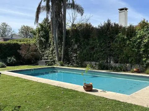 Casa en Alquiler con 1 cochera