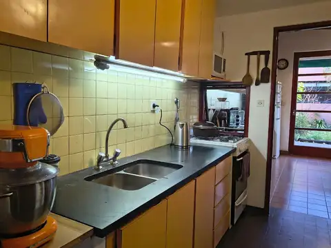 Casa 8 ambientes con 3 baños