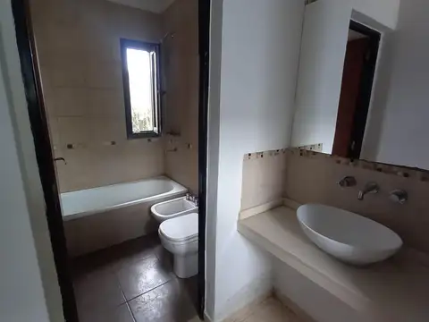 Casa en Alquiler con 2 cocheras