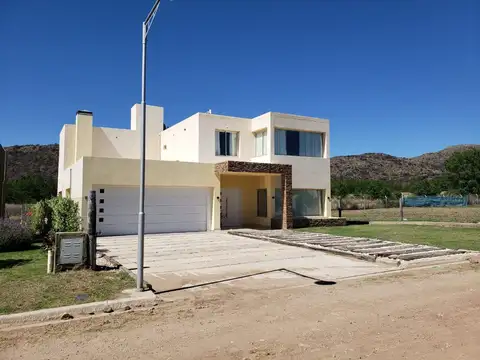 Exclusiva casa con pileta - Barrio La Pancha 2