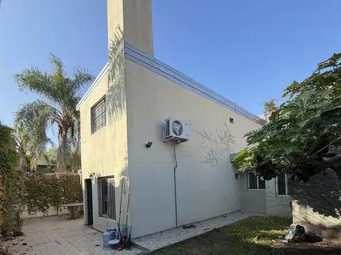 Alquiler casa de pasillo único 3 dormitorios con patio y jardín con parrillero – Alberdi, Rosario