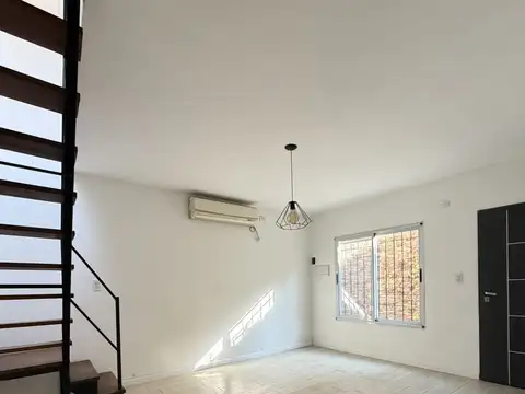 Alquiler casa de pasillo único 3 dormitorios con patio y jardín con parrillero – Alberdi, Rosario