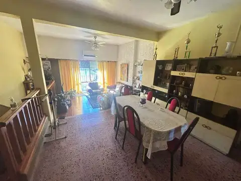 Venta de casa tipo PH en primer piso por escalera en Wilde