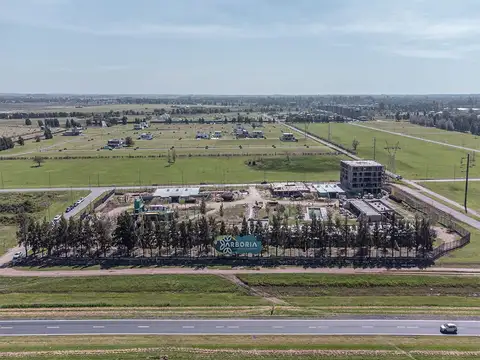 Departamento de 2 dormitorios con patio, cochera y amenities en Fisherton