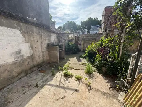 CASA DE PASILLO 2 DORMITORIOS EN VENTA CON PATIO ECHESORTU