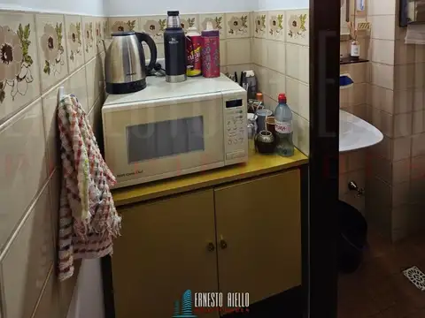 VENTA OFICINA EN 2 PLANTAS CON PATIO. QUILMES CENTRO.