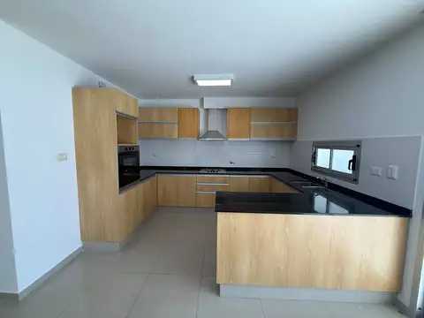 Casa 6 ambientes con 3 baños