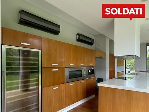 Casa en Alquiler con 3 cocheras