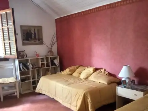 EXCELENTE CASA CON GRAN LOTE A LA VENTA EN ADROGUE