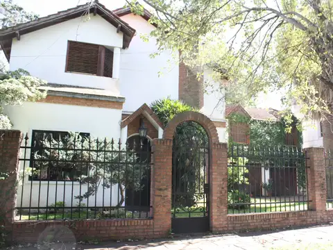 EXCELENTE CASA CON GRAN LOTE A LA VENTA EN ADROGUE