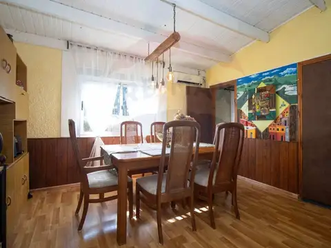 Casa 6 ambientes con 2 baños
