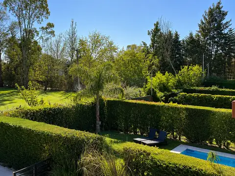 Casa en Alquiler con 2 cocheras