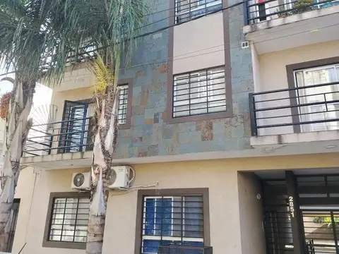 DEPARTAMENTO DE 2 AMB AL FRENTE CON BALCÓN Y COCHERA CUBIERT