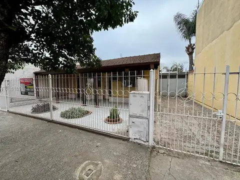 Casa 3 Ambientes en venta + Departamento al fondo