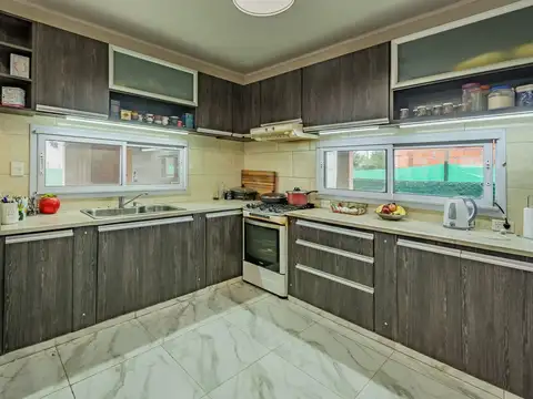 Casa 5 ambientes con 2 baños