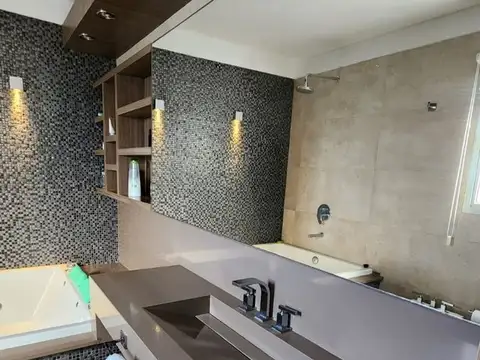 Casa en Venta con 3 cocheras