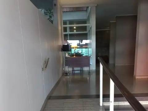 Amplio departamento sobre av Maipú