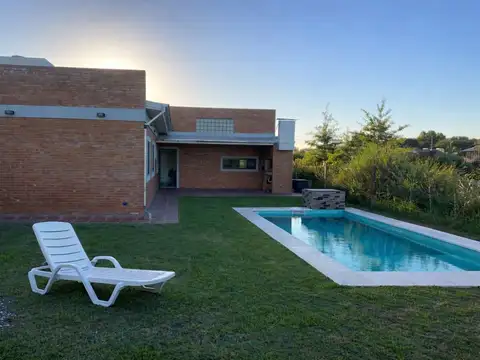 Hermosa casa 3 dormitorios, barrio fincas de ibarlucea