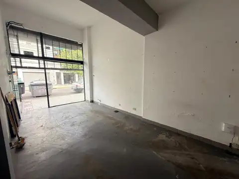 Local comercial sobre Av. Jonte a mestros de la esquina de Cervantes