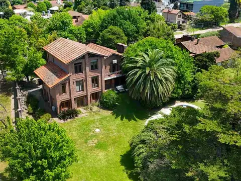 Casa 6 ambientes con 5 baños