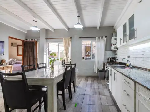 Casa 6 ambientes y patio a metros de Bv. Oroño