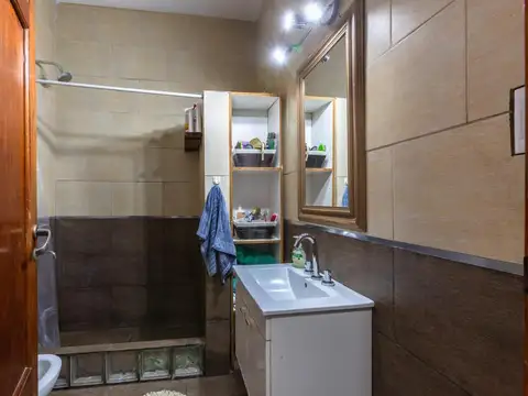 Casa 6 ambientes y patio a metros de Bv. Oroño