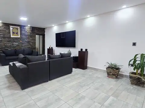 Casa 5 ambientes con 2 baños