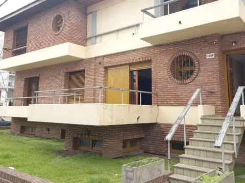 Casa 7 ambientes con 5 baños