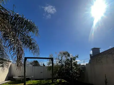 casa , 4 dormitorios , parque y pileta climatizada.