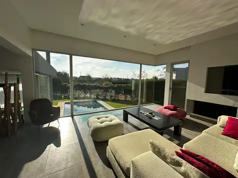 Casa en Alquiler con 1 cochera
