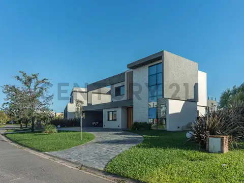 Casa en Alquiler con 4 cocheras