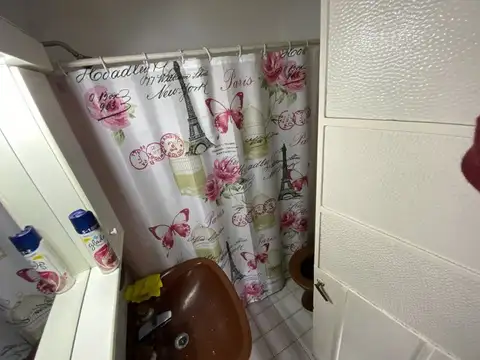 Casa con Patio y Entrada Para Auto en Lote al Frente