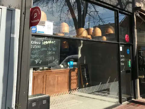 Acassuso: Único Local Apto Gastronómico con Estacionamiento Propio a metros de Av Santa Fe. Gran Vidriera