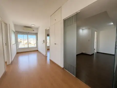 Alquiler Oficina con terraza · 150m2 total (100 m2 cubiertos) 5 ambientes 2 baños · Súper luminosa 