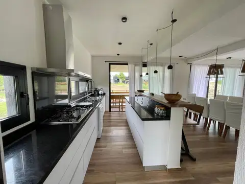 Casa 6 ambientes con 4 baños