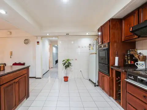 Casa 6 ambientes con 2 baños