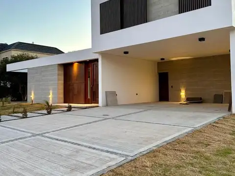 Casa 6 ambientes con 3 baños