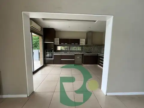 Casa en Alquiler con 6 cocheras