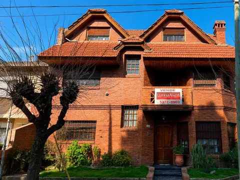 VENTA CASA 4 AMBIENTES 3 DORMITORIOS MARTINEZ CON PATIO.